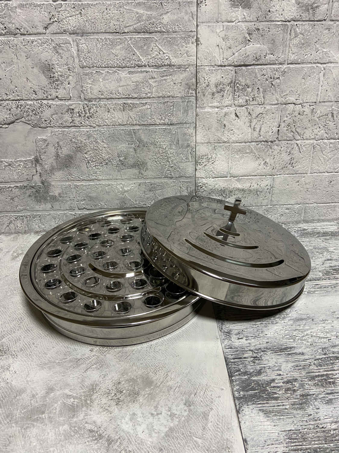 Чаша для причастия на 40 стаканчиков с крышкой (50 стаканчиков и 1 пара перчаток в комплекте) Чаша для причастия на 40 стаканчиков с крышкой (50 стаканчиков и 1 пара перчаток в комплекте)