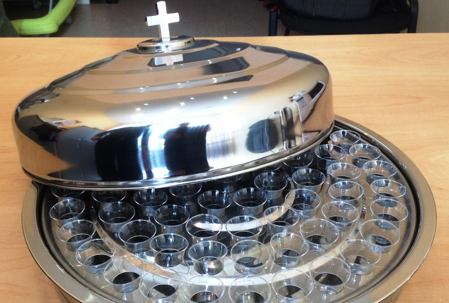 Чаша для причастия с крышкой на 72 стаканчика(100 стаканчиков и 1 пара перчаток в комплекте) Чаша для причастия с крышкой на 72 стаканчика(100 стаканчиков и 1 пара перчаток в комплекте)